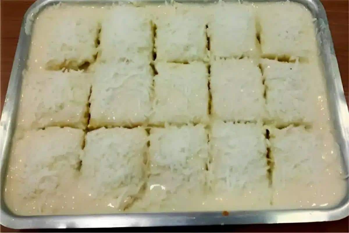 Bolo de leite de coco bem molhadinho que desmancha na boca