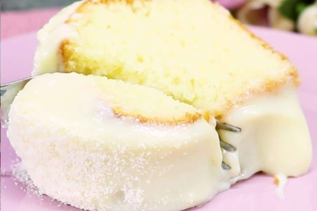 Bolo de leite ninho com uma cobertura incrível de comer lambendo os dedos