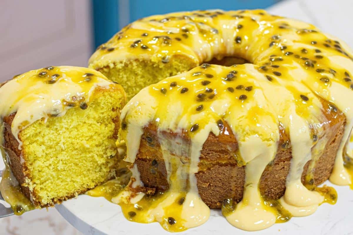 Bolo de maracujá amarelinho e uma cobertura simplesmente incrível