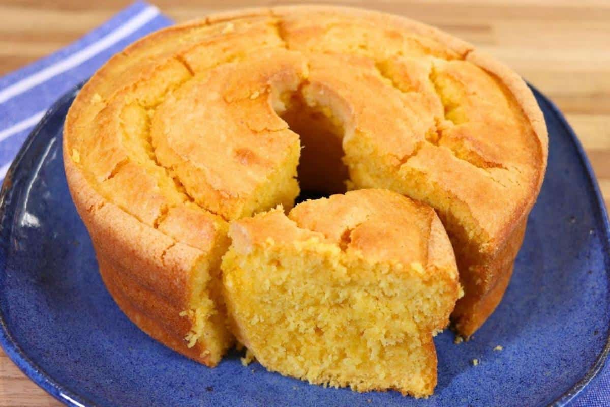 Bolo de milho sem trigo que fica uma delícia para acompanhar seu cafezinho