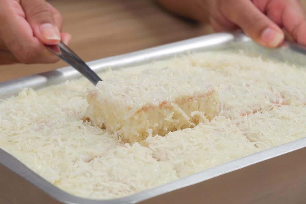 Bolo gelado de coco molhadinho daquele que dá para embrulhar no papel alumínio e guardar