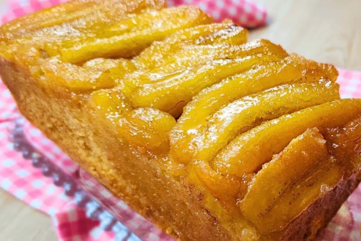 Bolo perfeito para o café que aproveita as bananas que sobraram na fruteira