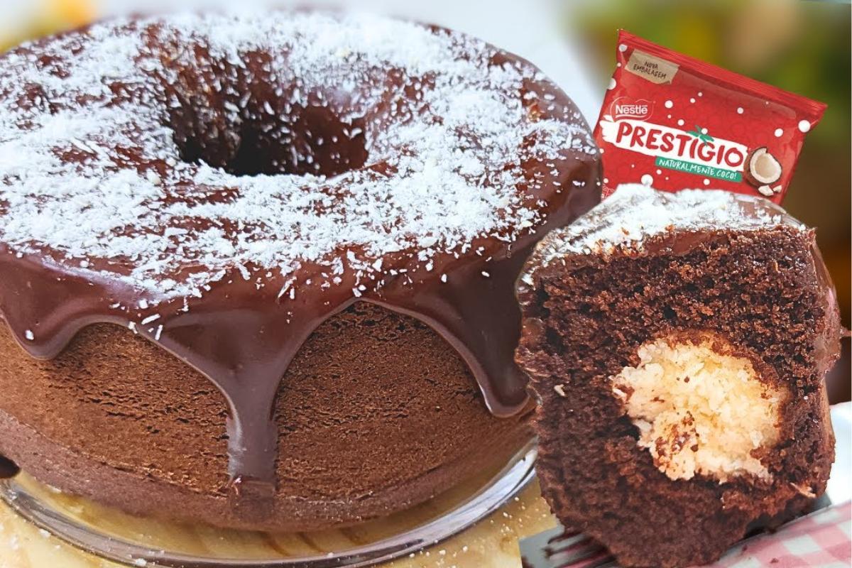 Bolo prestígio delicioso e irresistível que já sai do forno com um recheio super molhadinho