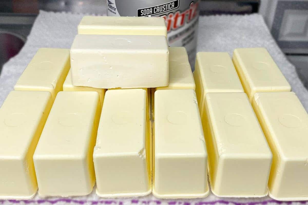 Aprenda como fazer sabão caseiro: receita simples só com 3 ingredientes