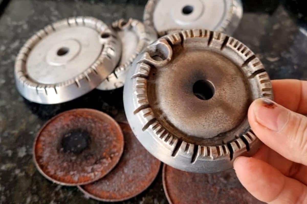 Como limpar tampinhas do fogão manchadas e enferrujadas bem fácil e rápido