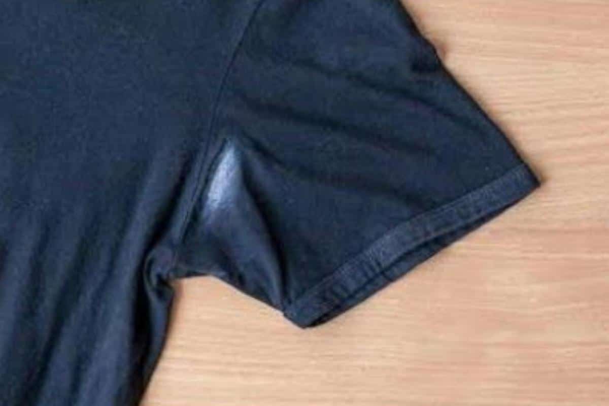 Como tirar manchas de desodorante da roupa sem perder muito tempo no tanque