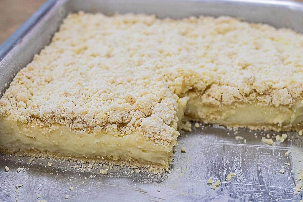 Cuca cremosa de leite condensado que deixa todo mundo louco querendo mais um pedaço