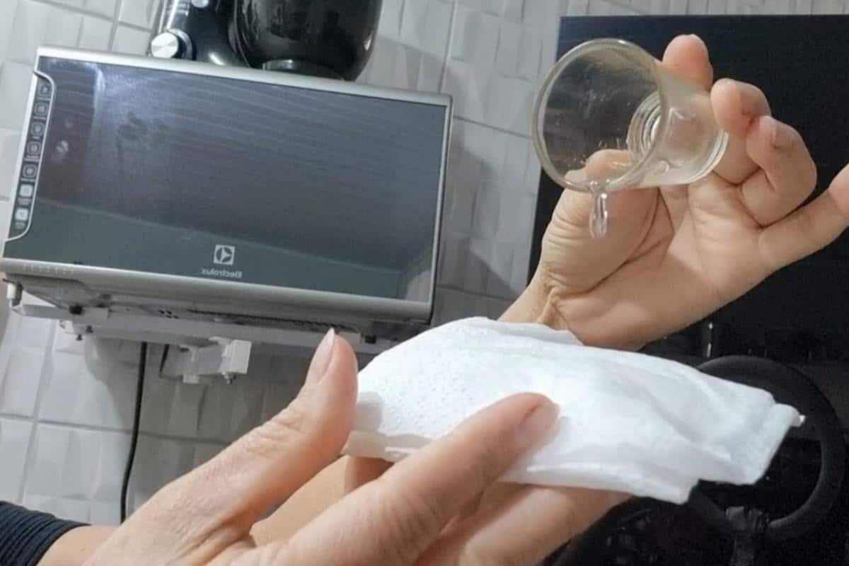 Dica para limpar gordura da cozinha: só uma gotinha dá para limpar muita coisa
