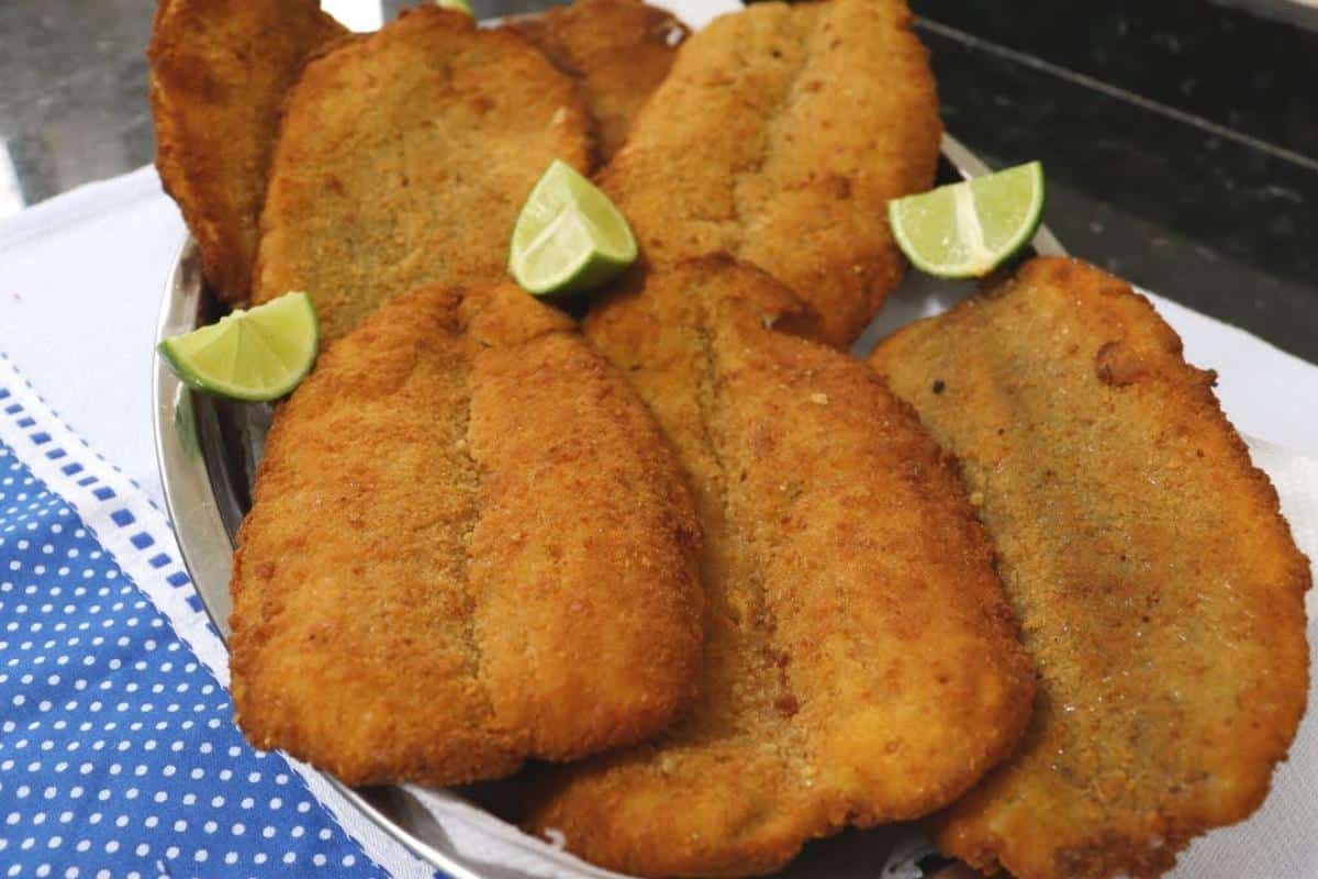 Filé de peixe frito sequinho e crocante igual porção de beira de praia