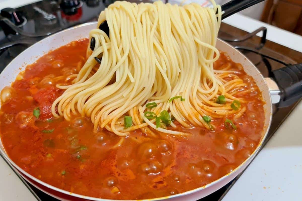 Está sem tempo? Veja como fazer um macarrão rápido e com molho em pouco tempo