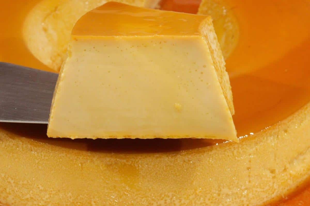 Pudim de doce leite fácil de fazer que fica com um gosto diferente e maravilhoso