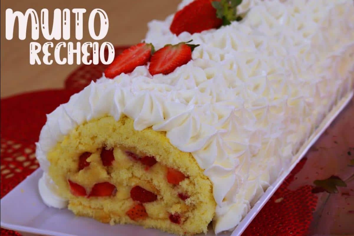 Confeiteira profissional dá dicas para fazer o melhor rocambole de morango de todos