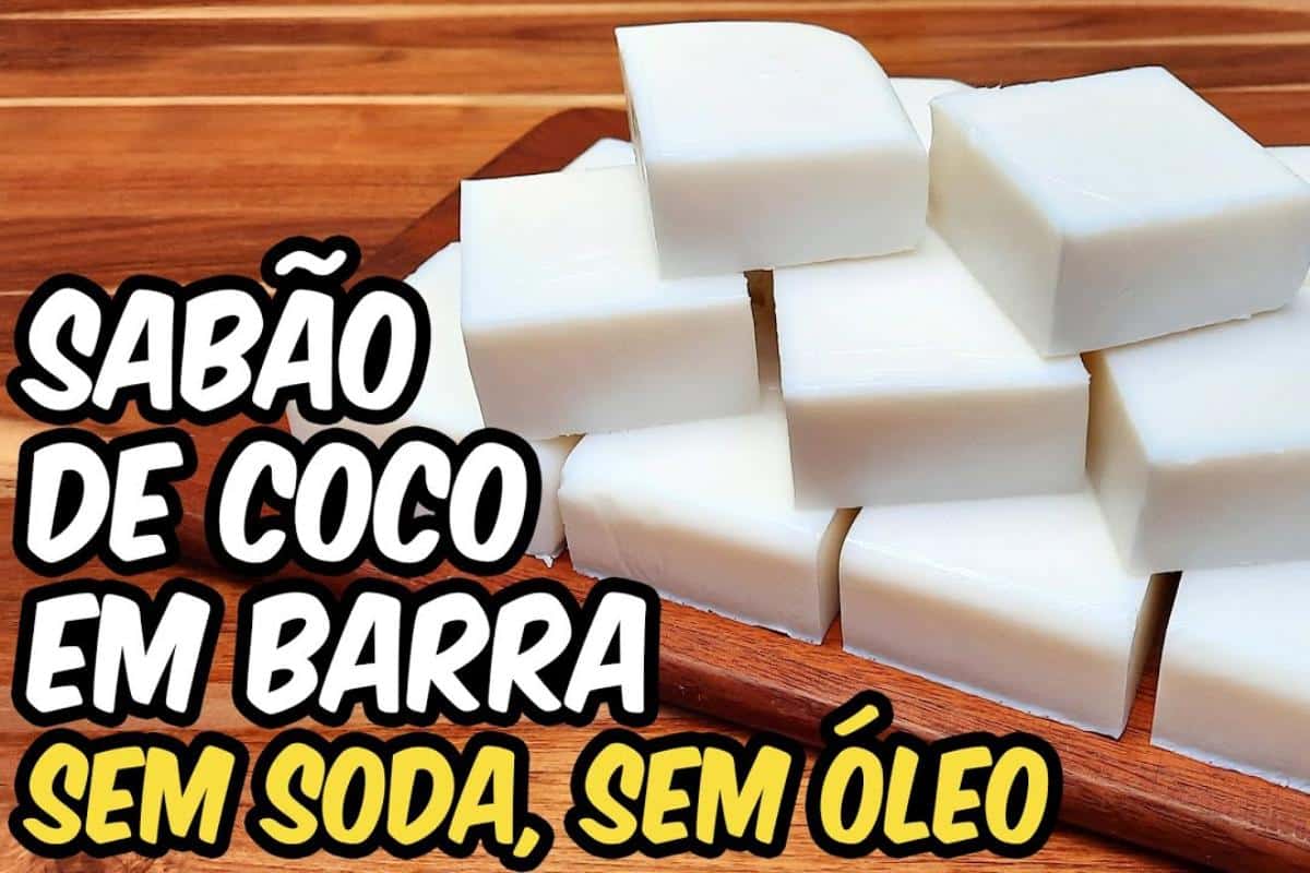 Como fazer sabão de coco caseiro: tira manchas e serve até como alvejante