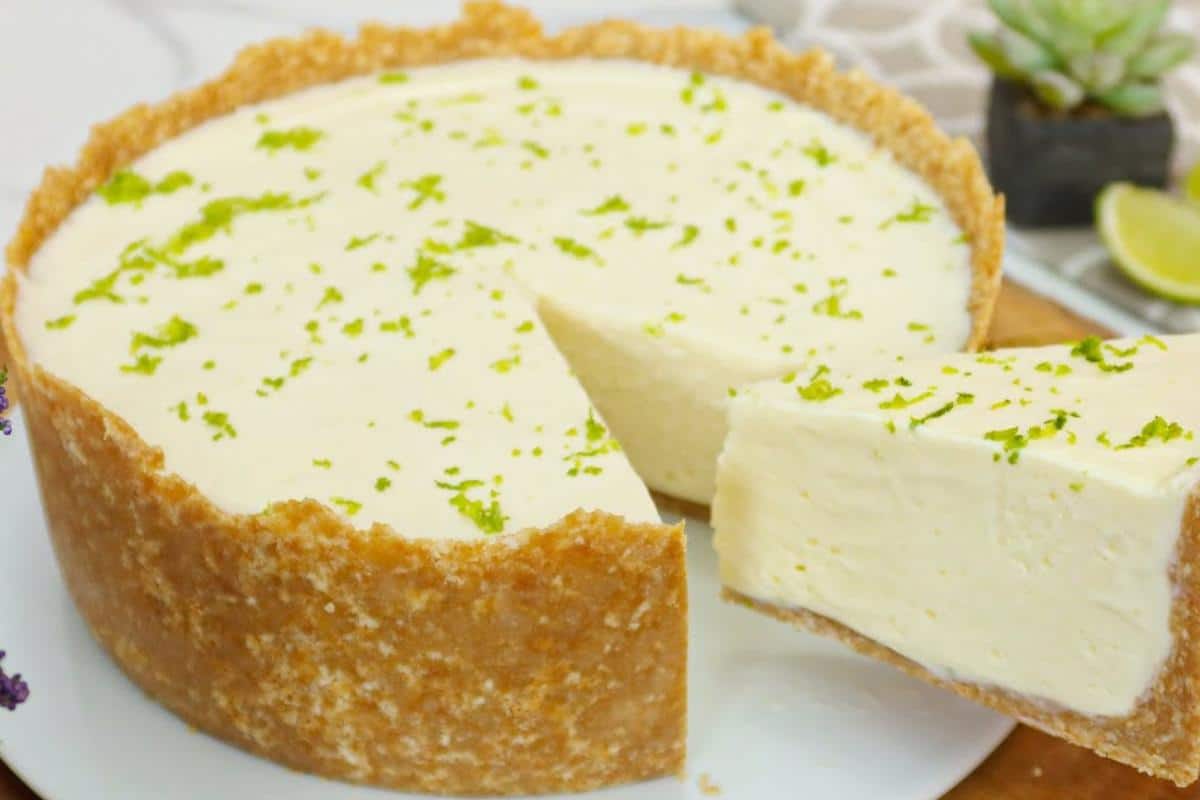 Torta de limão sem gelatina que é só misturar os ingredientes e esperar gelar