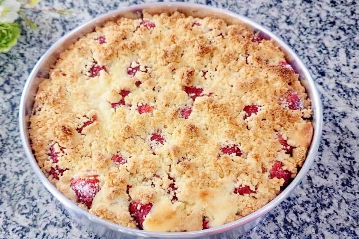 Torta de morango fácil que fica divina e parece doce de confeitaria chique