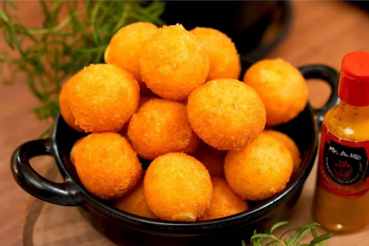 Bolinha de queijo perfeita: veja quais os 3 ingredientes certos para não encharcar de óleo