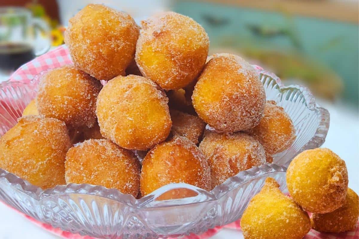 Bolinho de chuva perfeito com um ingrediente secreto que vai te pegar de surpresa