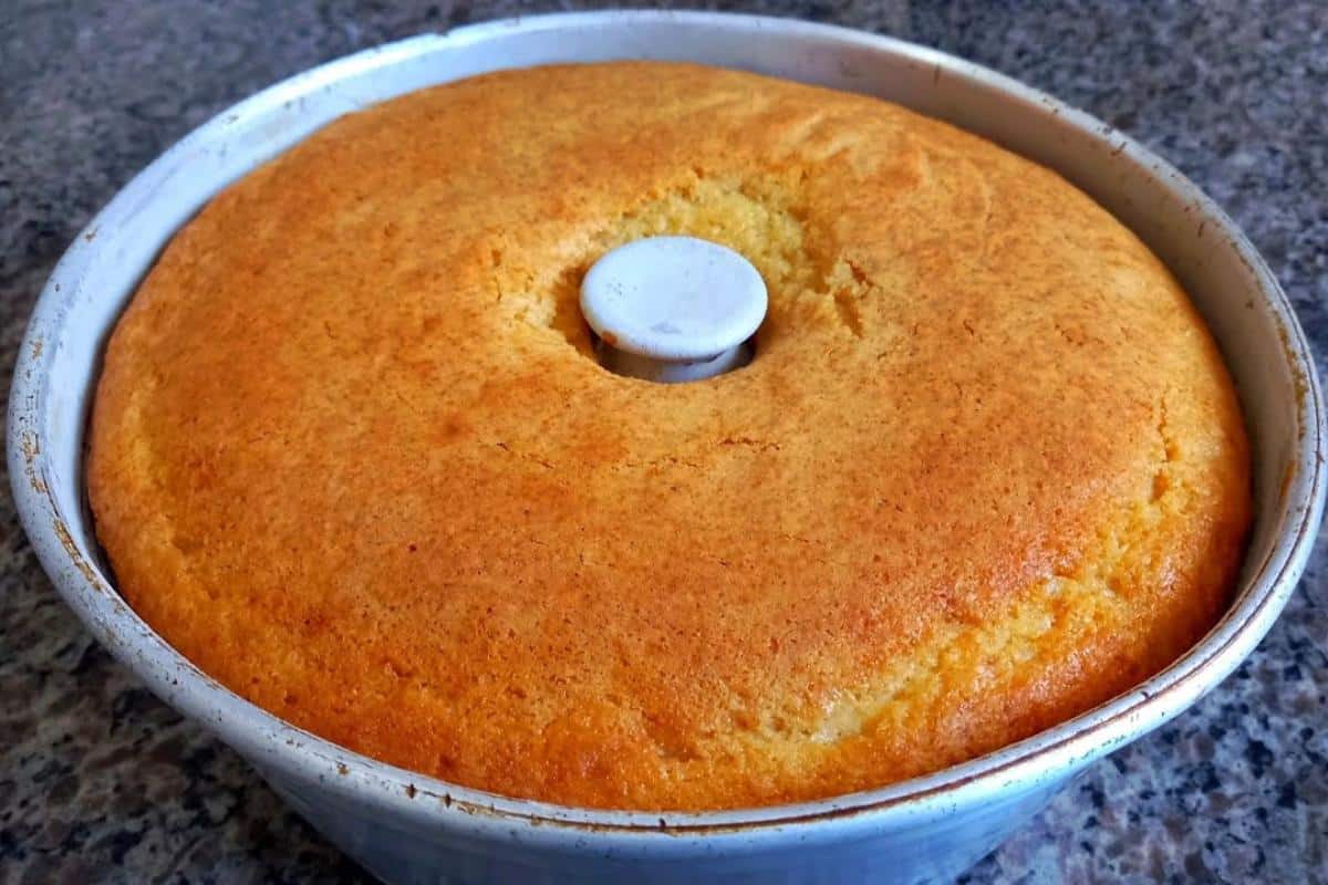 Bolo amanteigado simples que fica pronto rapidinho enquanto você coa o café