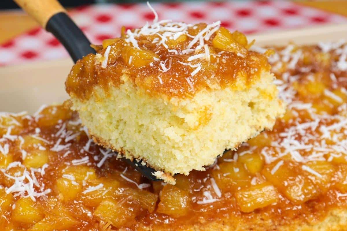 Bolo de abacaxi com coco com uma coberturinha secreta que todo mundo me pede a receita