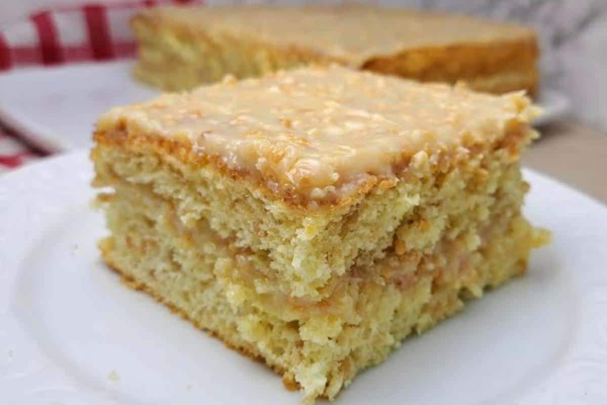 Bolo de amendoim com recheio e cobertura que fica uma maravilha