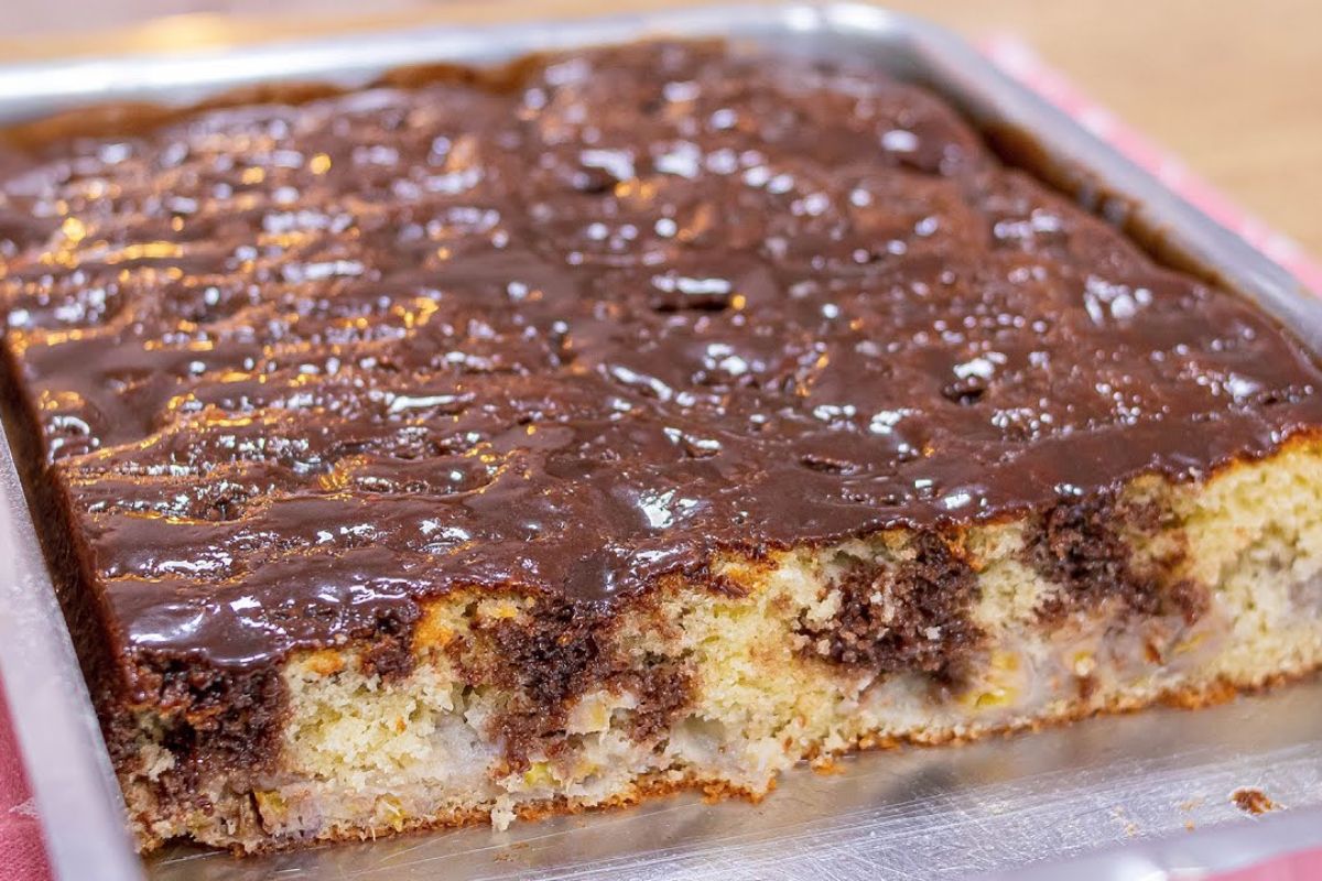 Bolo de banana com chocolate que ninguém vai resistir a mais um pedaço