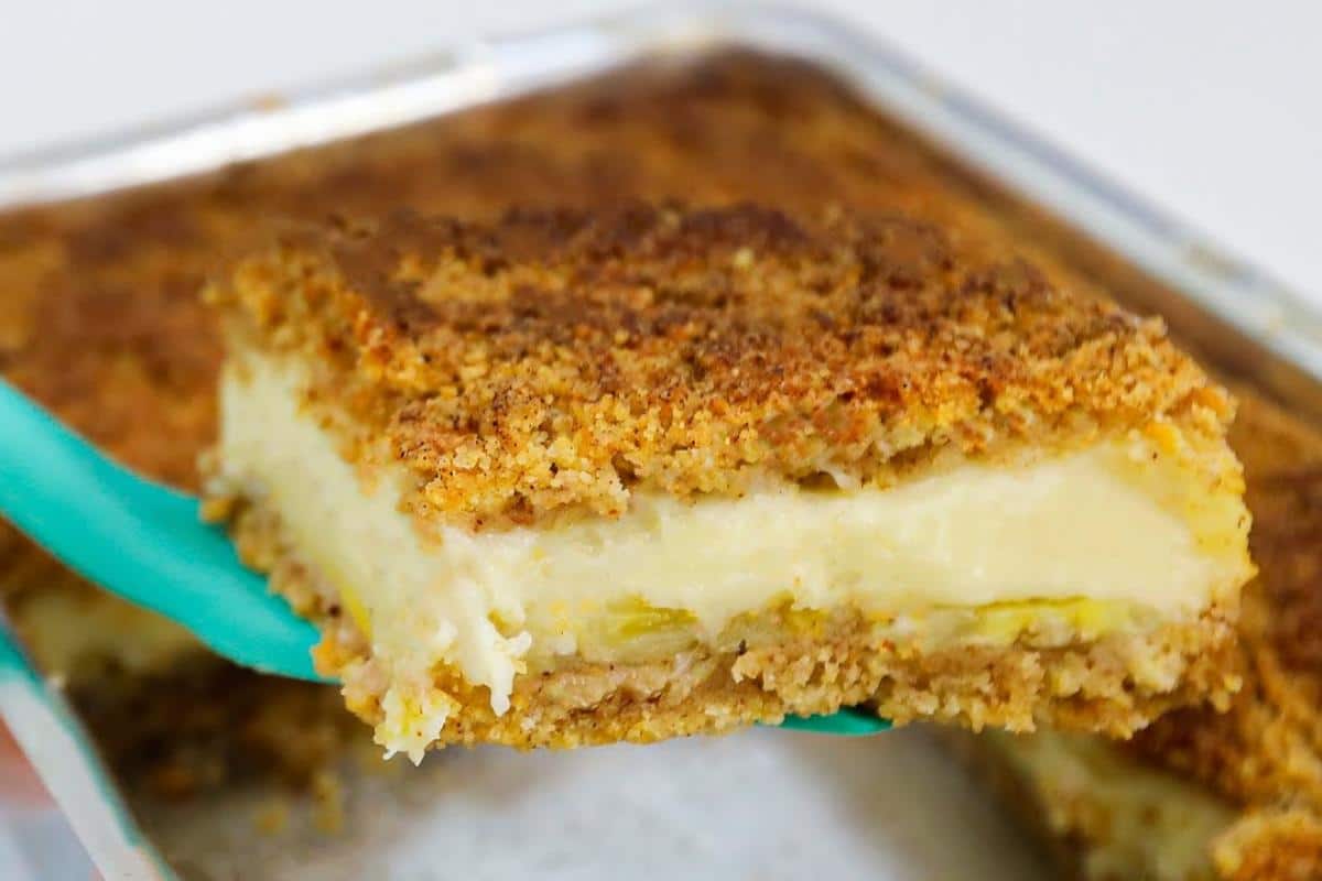 Bolo de banana cremoso que já sai do forno recheado para o lanche da tarde