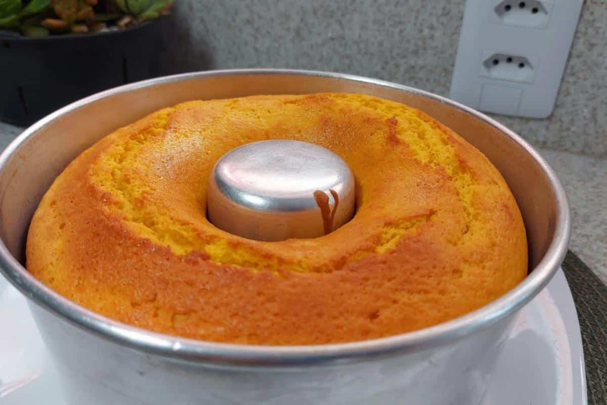 Bolo de cenoura caseirinho simples de fazer para servir como lanche da tarde