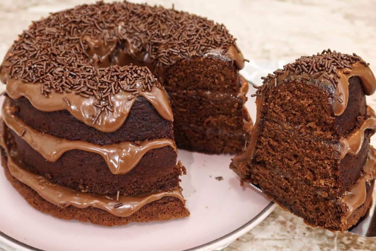 Esse é o bolo de chocolate recheado mais fácil do mundo e fica uma tentação