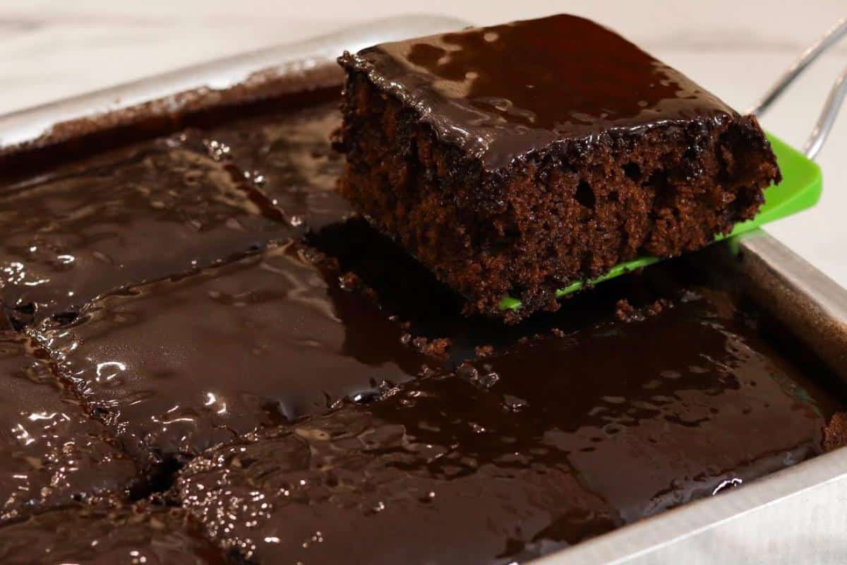 Bolo de chocolate com massa amanteigada a cobertura não leva leite condensado