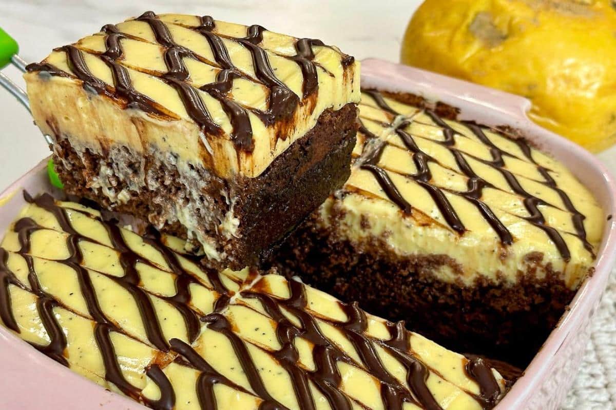 Bolo de chocolate surpresa que é simplesmente irresistível e fácil de fazer