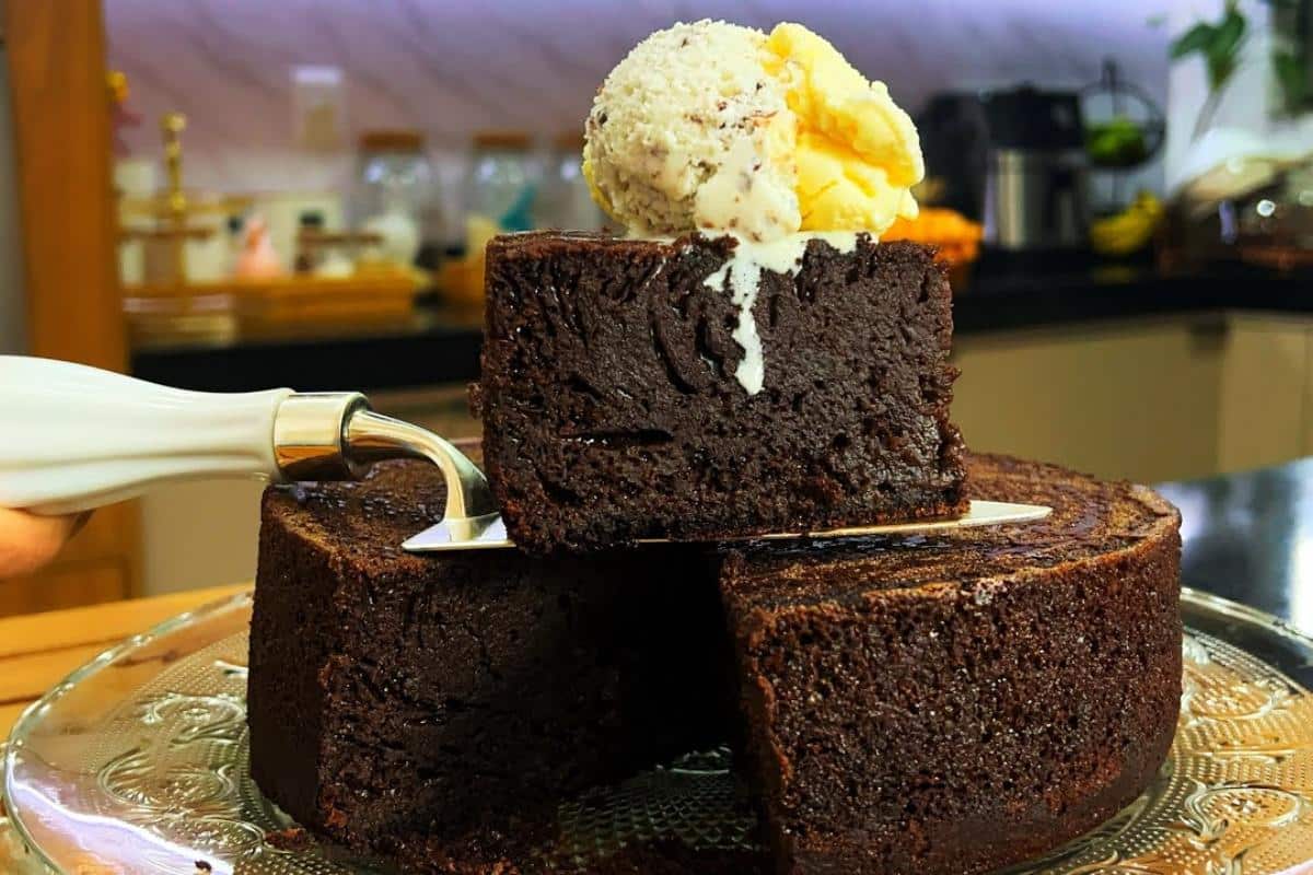 Bolo de chocolate cremoso e macio de dar água na boca só de olhar