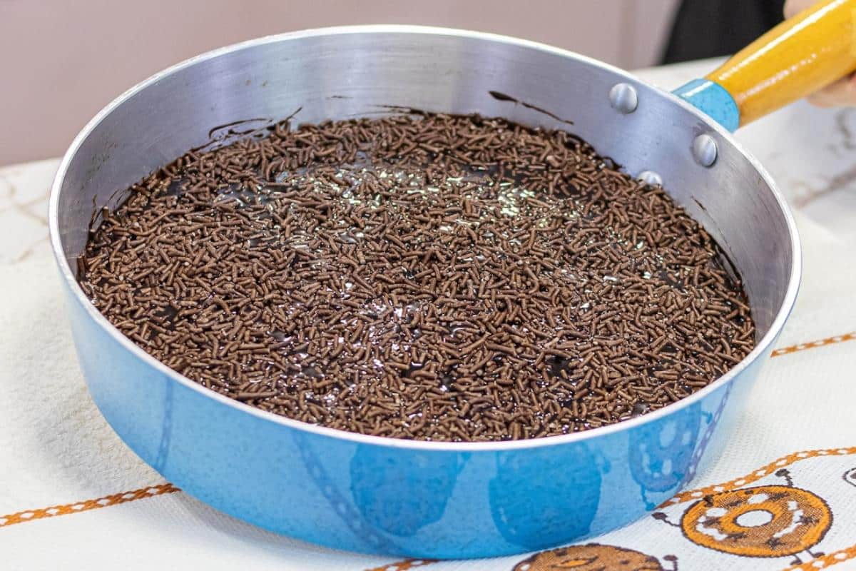 Bolo de chocolate na panela: não queima e fica uma maravilha