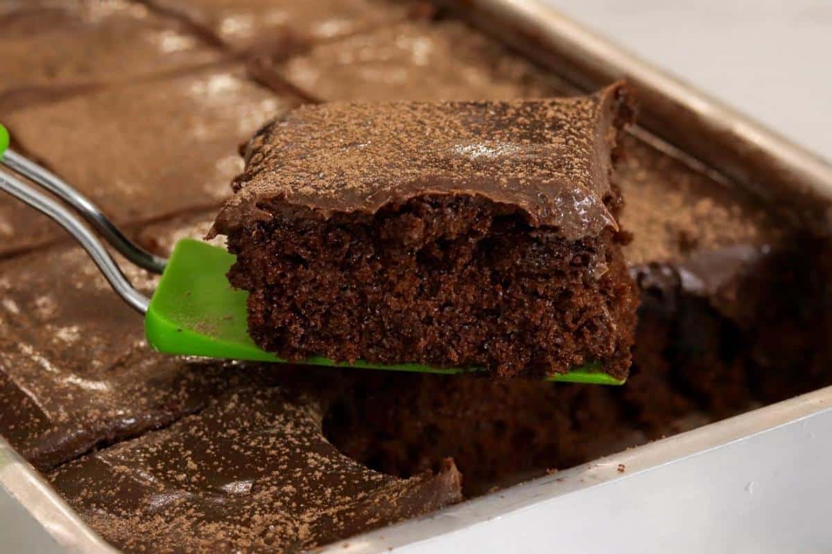 Como fazer bolo de chocolate sem farinha de trigo: molhadinho e com uma cobertura deliciosa