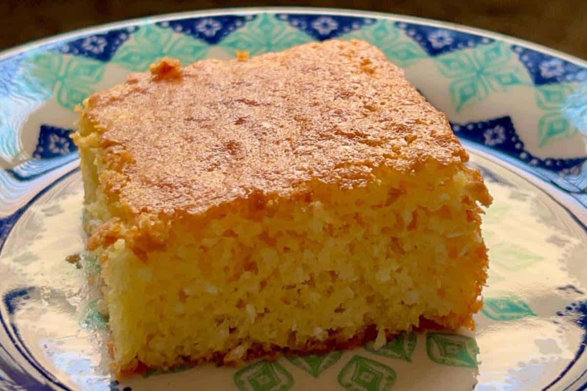 Bolo de fubá da vovó que não vai leite nem farinha de trigo na receita