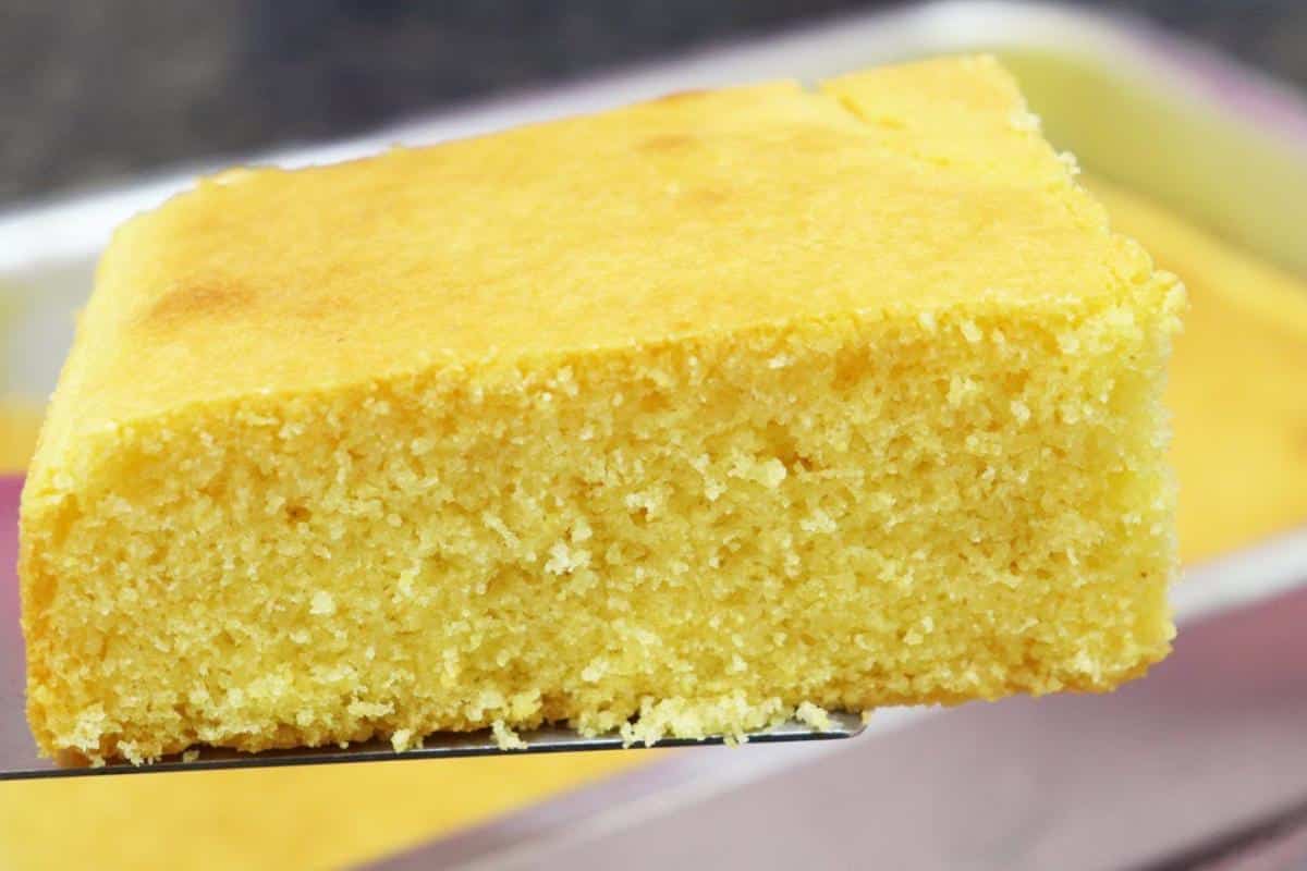 Bolo de fubá com 4 ingredientes e que não vai ovo nem farinha