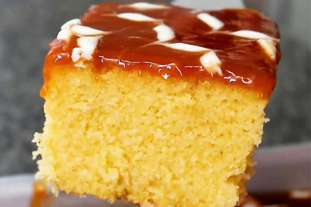 Como fazer bolo de fubá rápido e delicioso com cobertura para o café da tarde