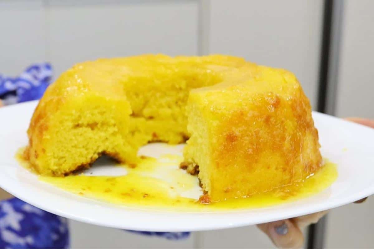 Bolo de laranja fofinho e molhadinho para o lanche da tarde