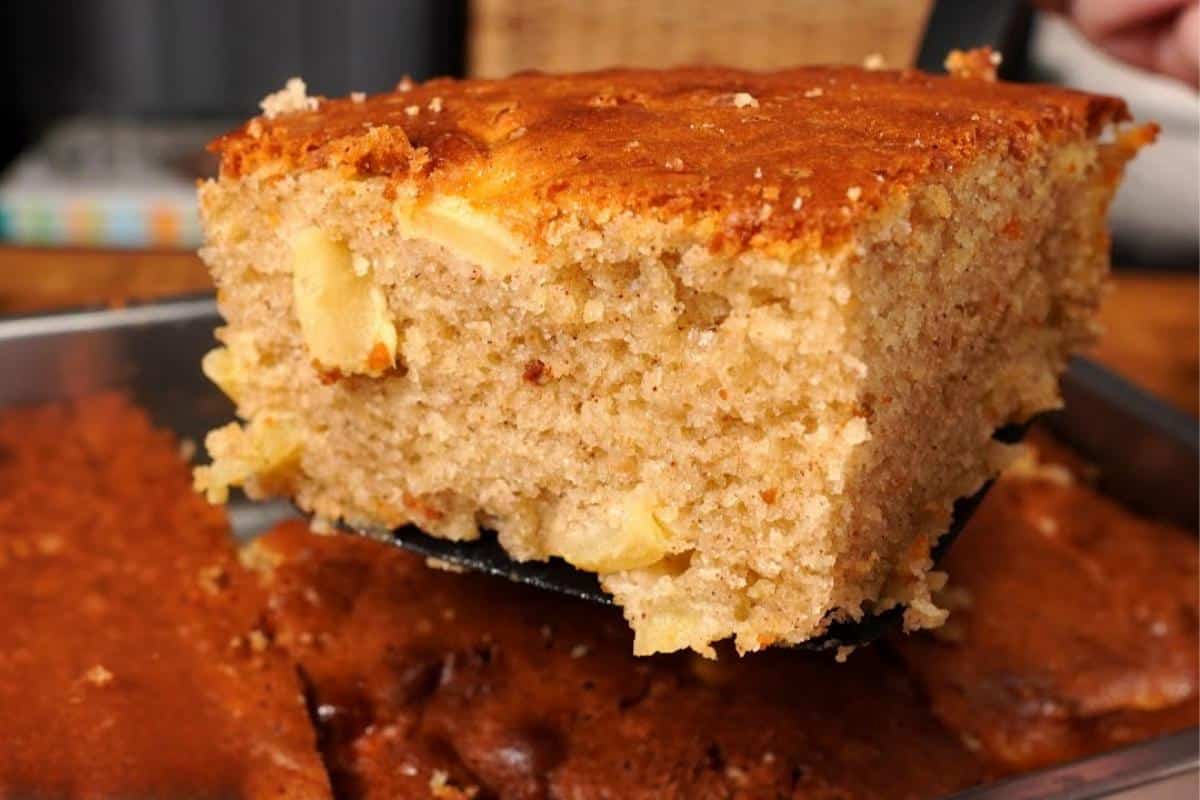 Esse é o jeito mais fácil de fazer bolo de maçã macio e fofinho