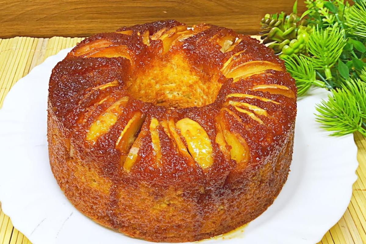 Bolo de maçã caramelizada um delícia de dar água na boca só de imaginar o sabor