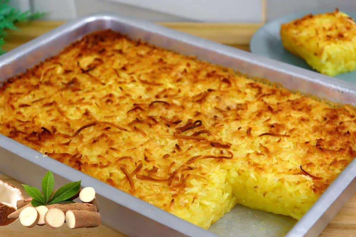 Bolo de mandioca com coco da fazenda para saborear com uma xícara de café