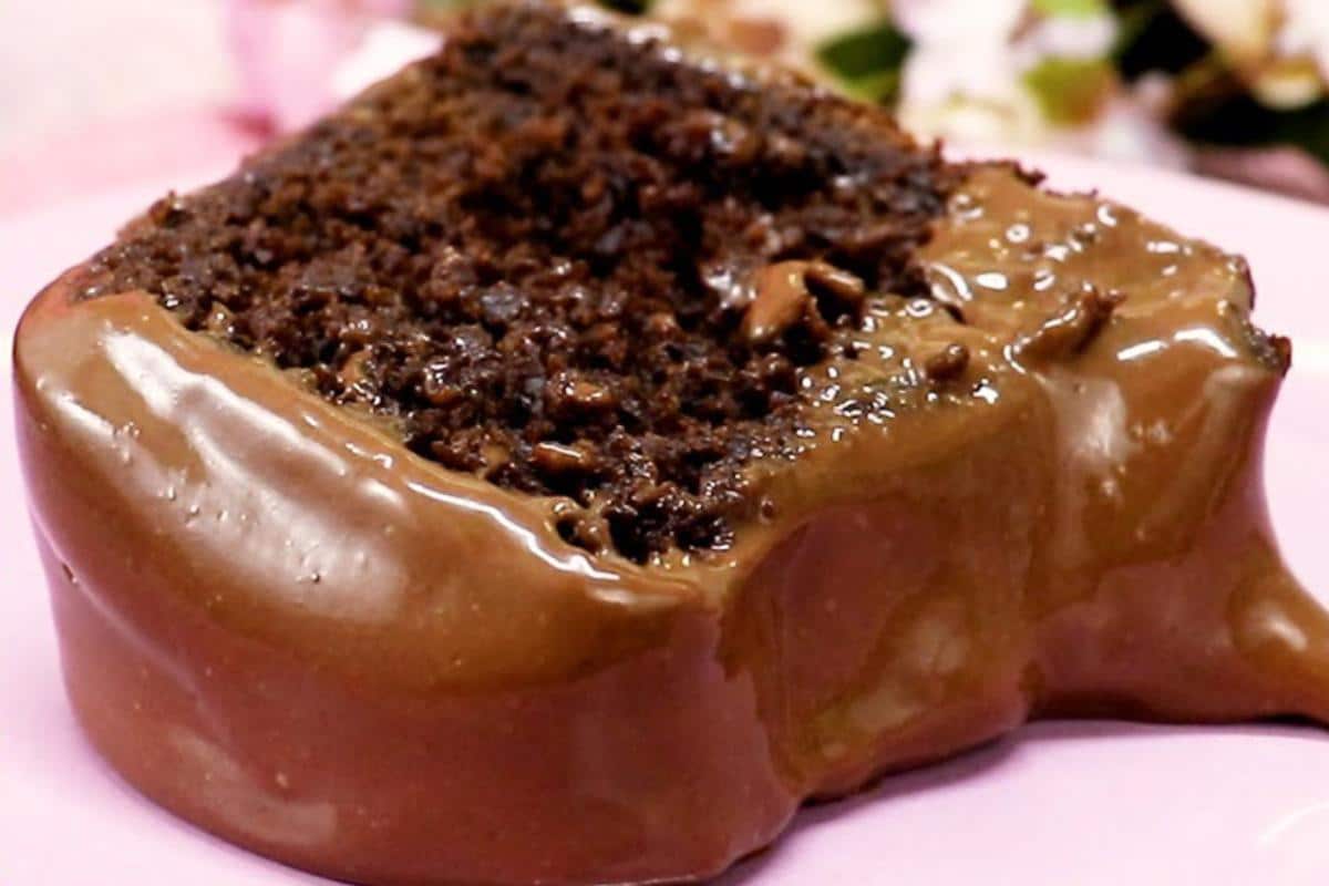 Bolo de mel com cobertura que não leva farinha de trigo na receita
