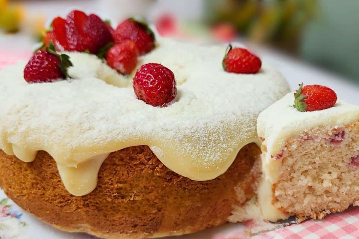 Bolo de morango fofinho: essa cobertura fica simplesmente maravilhosa