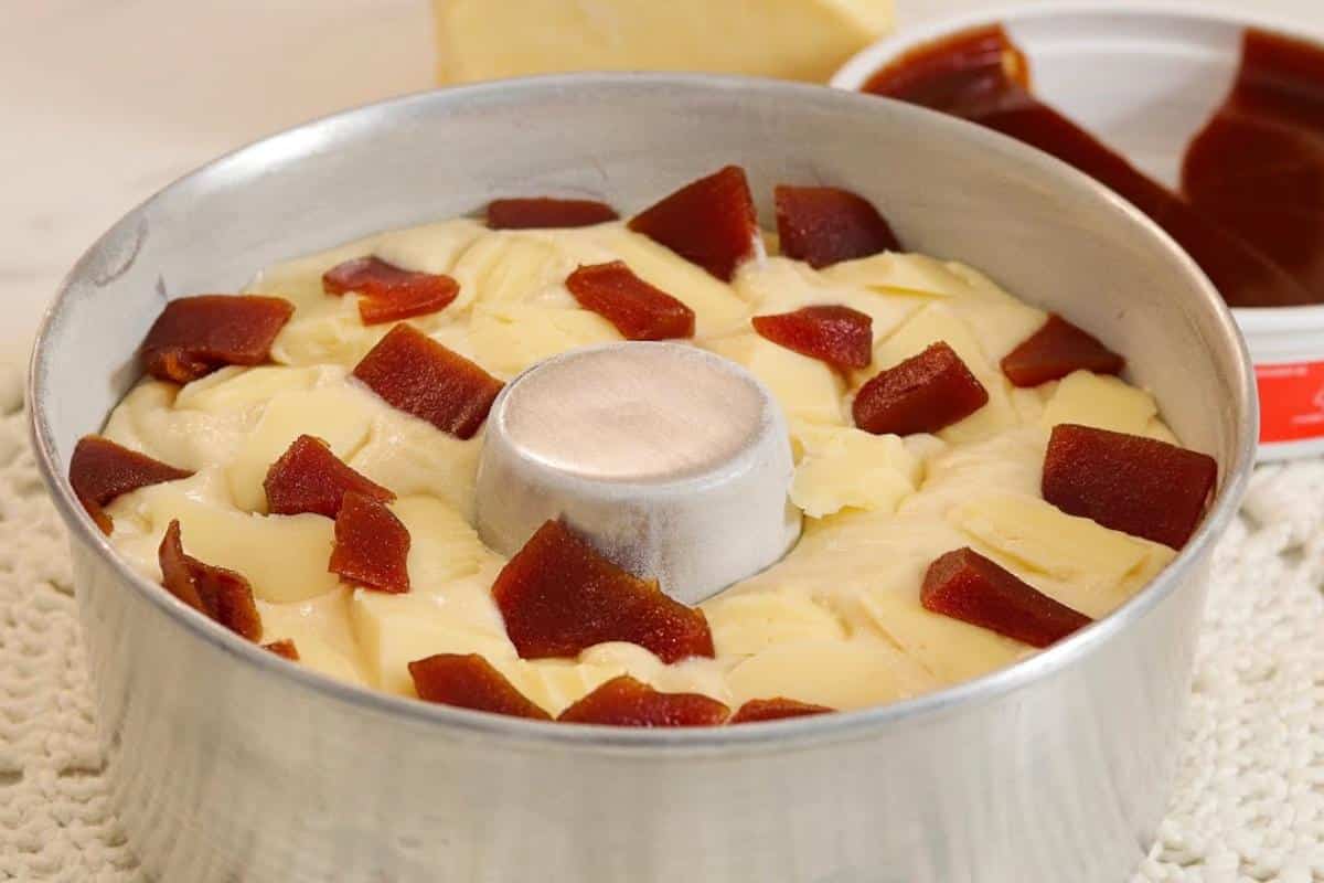 É assim que eu faço bolo de queijo com goiabada e todo mundo me pede a receita