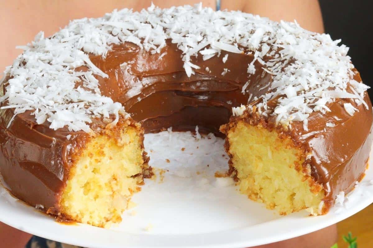 Bolo de tapioca com coco e cobertura de doce de leite que é simplesmente divino