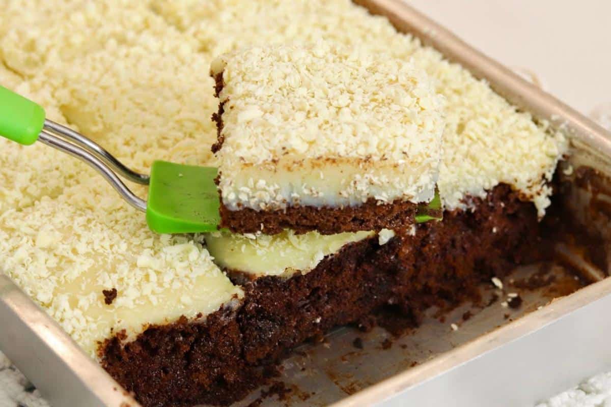 Bolo gelado de chocolate com coco totalmente irresistível e fácil de fazer
