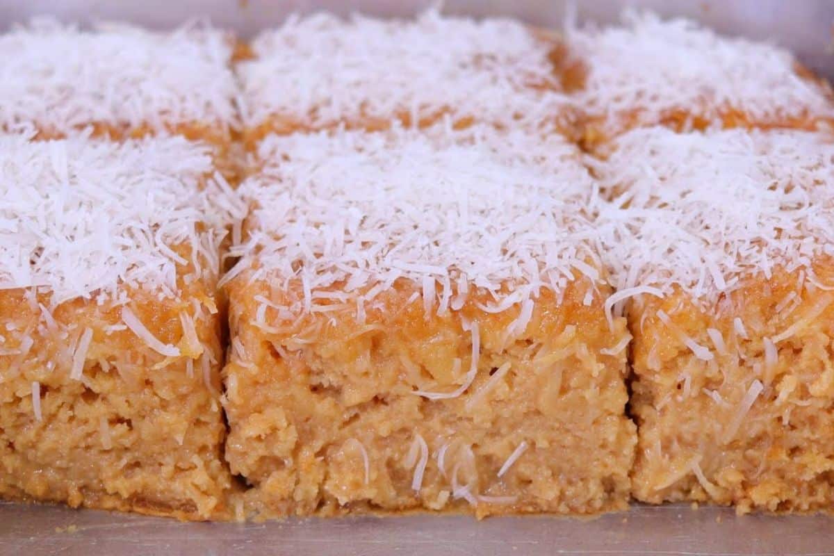 Bolo gelado de doce de leite: molhadinho e fica melhor ainda se você enrolar no papel alumínio