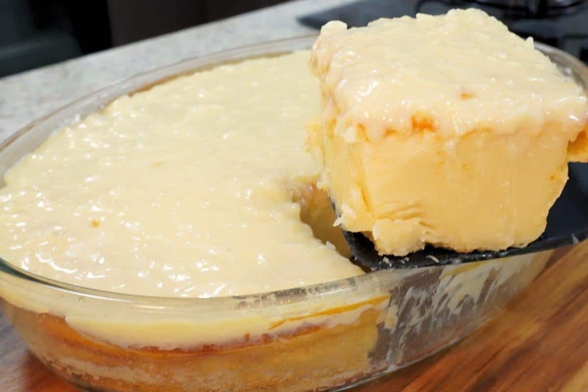 Bolo mole de leite na travessa com uma coberturinha totalmente irresistível