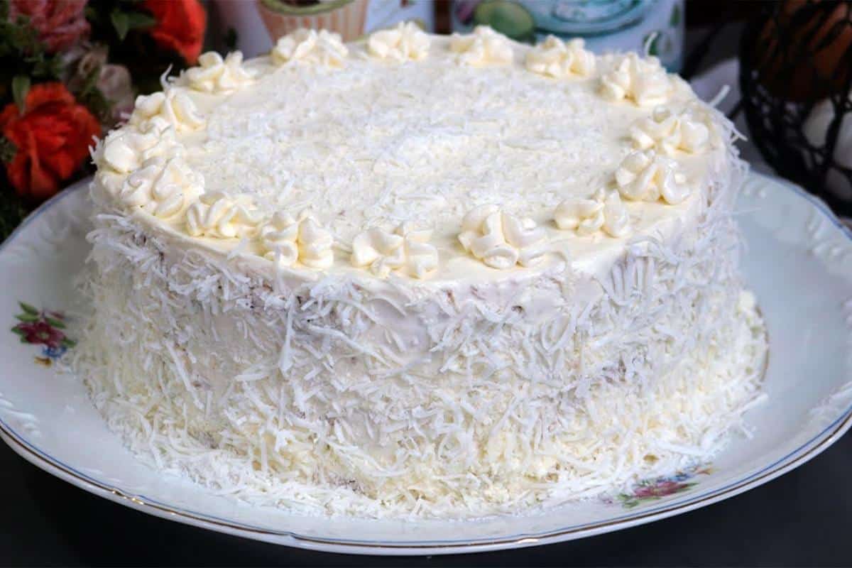Bolo nuvem de coco delicioso e fácil para você fazer na sua festa de aniversário
