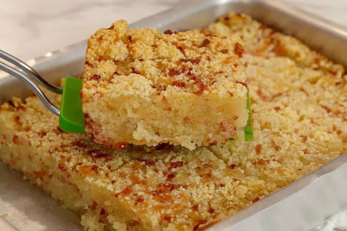 Bolo salgado sem trigo na assadeira grande perfeito para o lanche da tarde