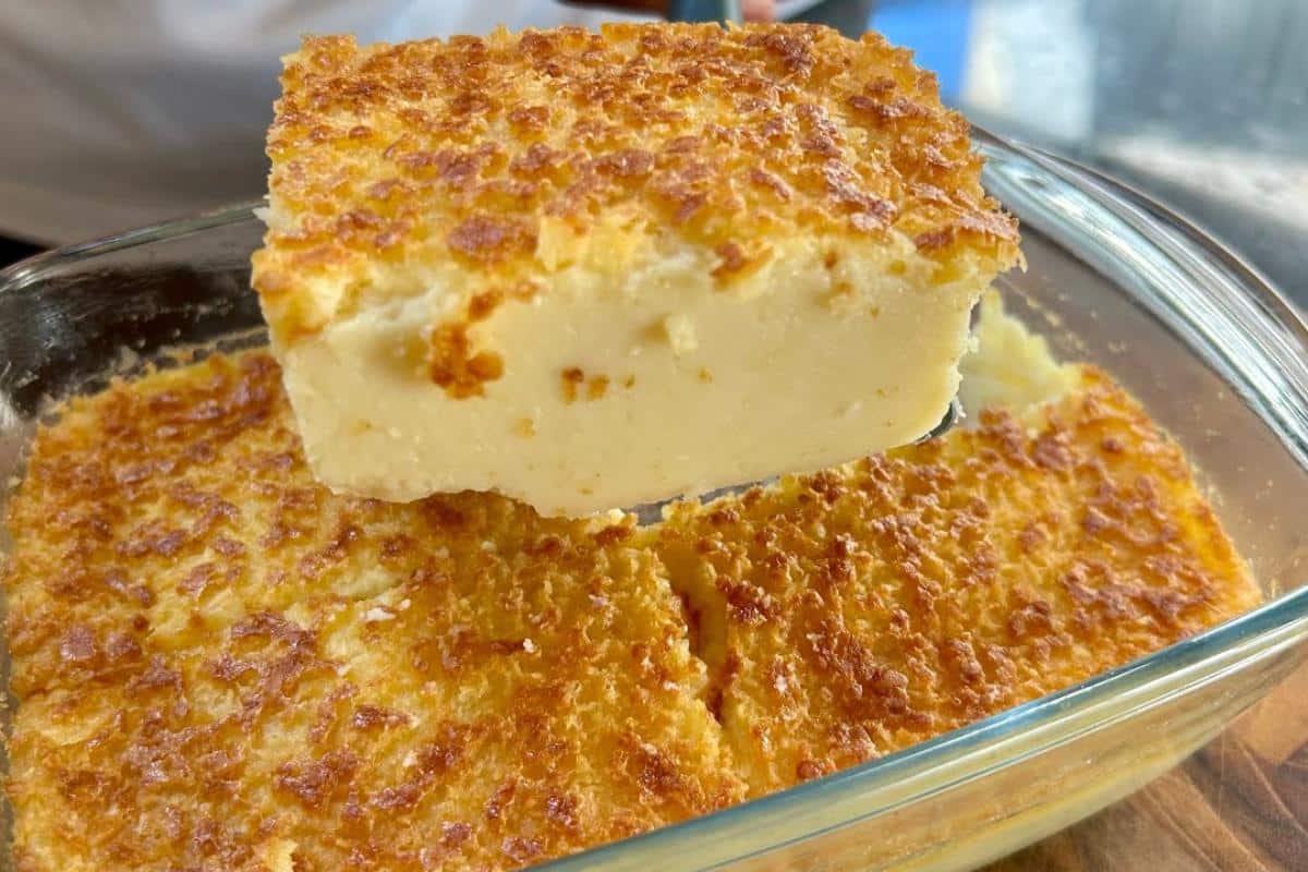 Bolo simples e cremoso feito na travessa que desmancha na boca